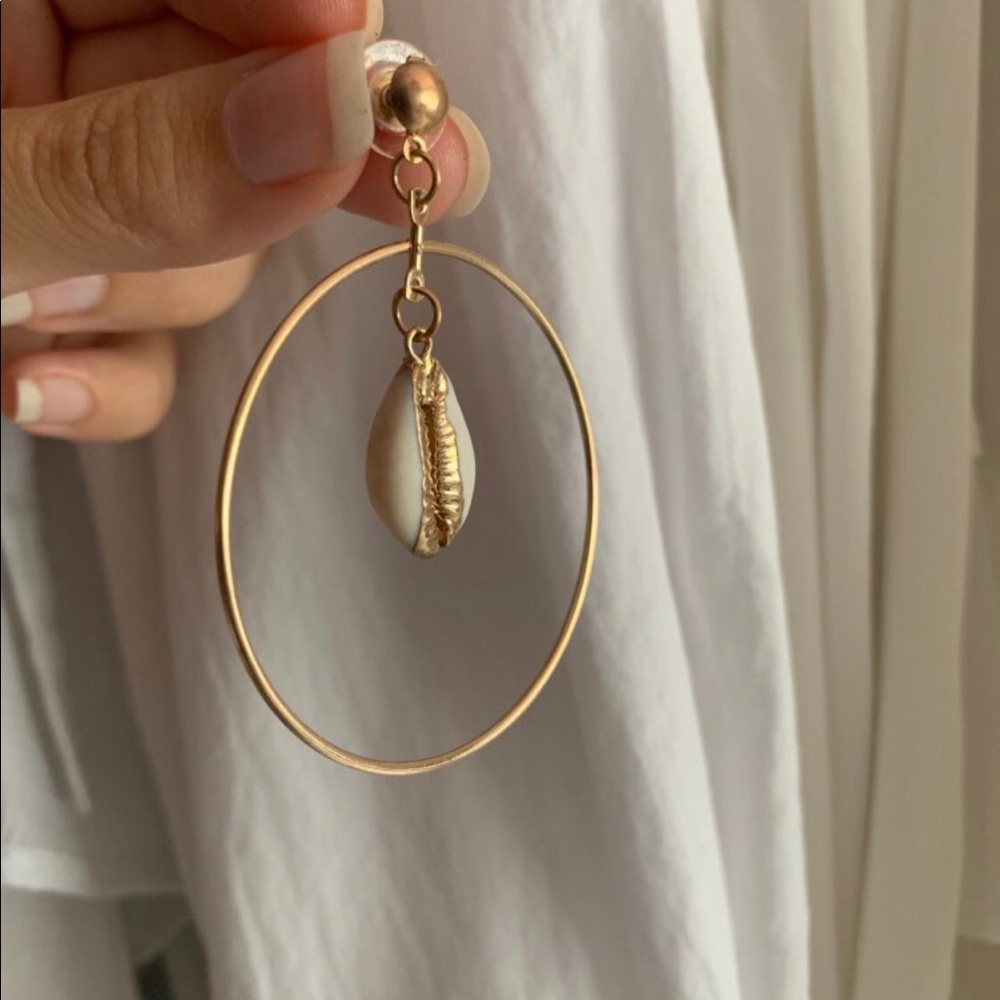 NEW SeaShell Gold Tone Hoop Earrings - Picture 4 of 5